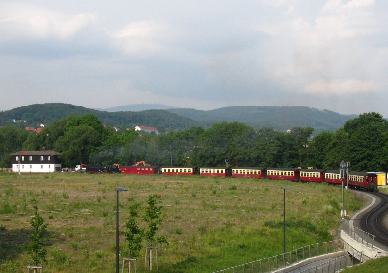 Zug vor dem Stellwerk Wernigerode Westerntor; im Hintergrund der Brocken (31.5.2008).