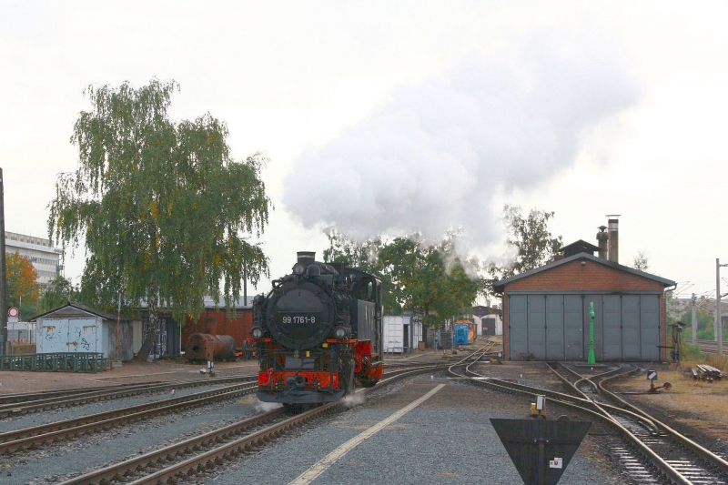 99 1761-8 Lößnitzgrundbahn wird in Radebeul-Ost für den Zug nach Radeburg bereit gestellt (12.10.2020)