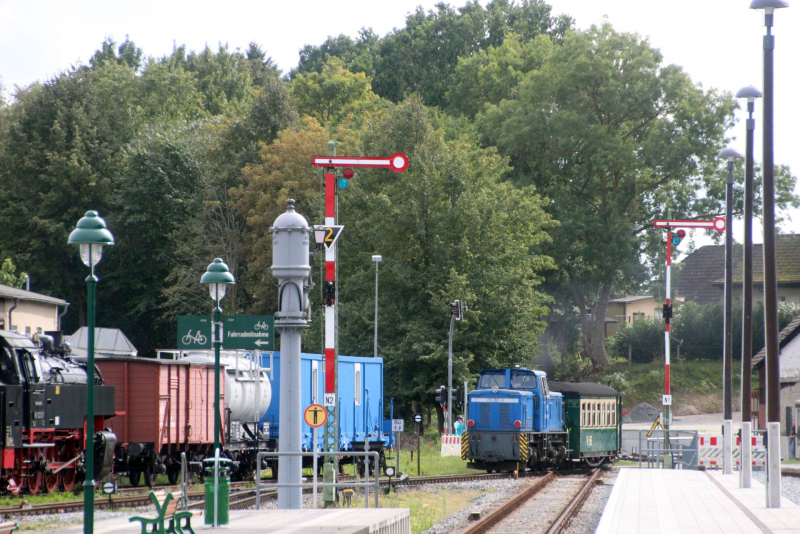Der Zug von/nach Lauterbach wechselt vom Dreischienengleis auf das Schmalspurgleis.